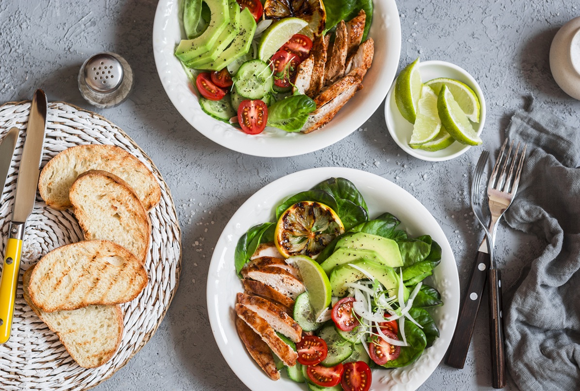 grilled-chicken-fresh-vegetable-salad-healthy-s סלט ירקות עשיר בחלבון