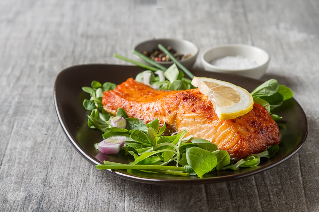 one-piece-baked-salmon-grilled-pepper-s נתח סלמון על מצע ירקות
