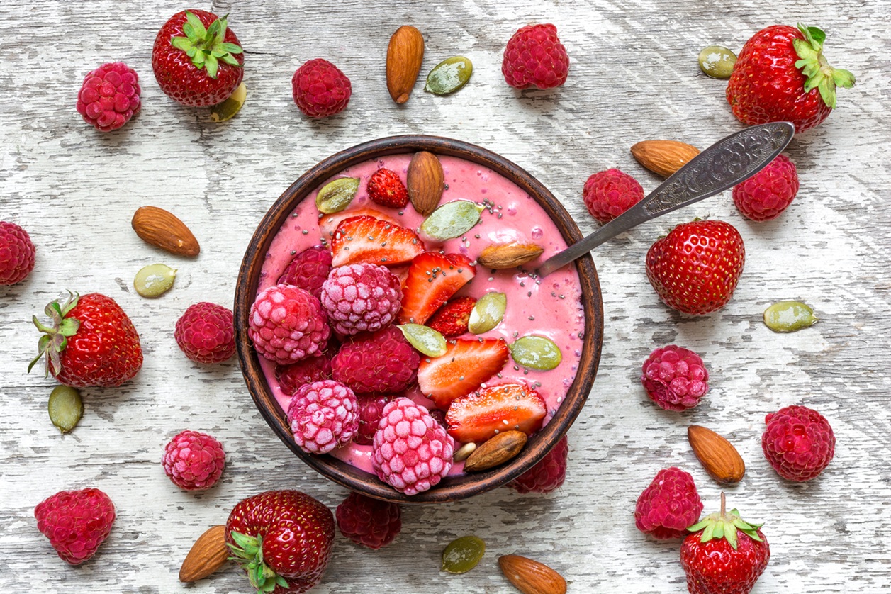 pink-raspberries-strawberry-fruit-smoothie-milk-s מנת חלבון מועשרת בתות שדה