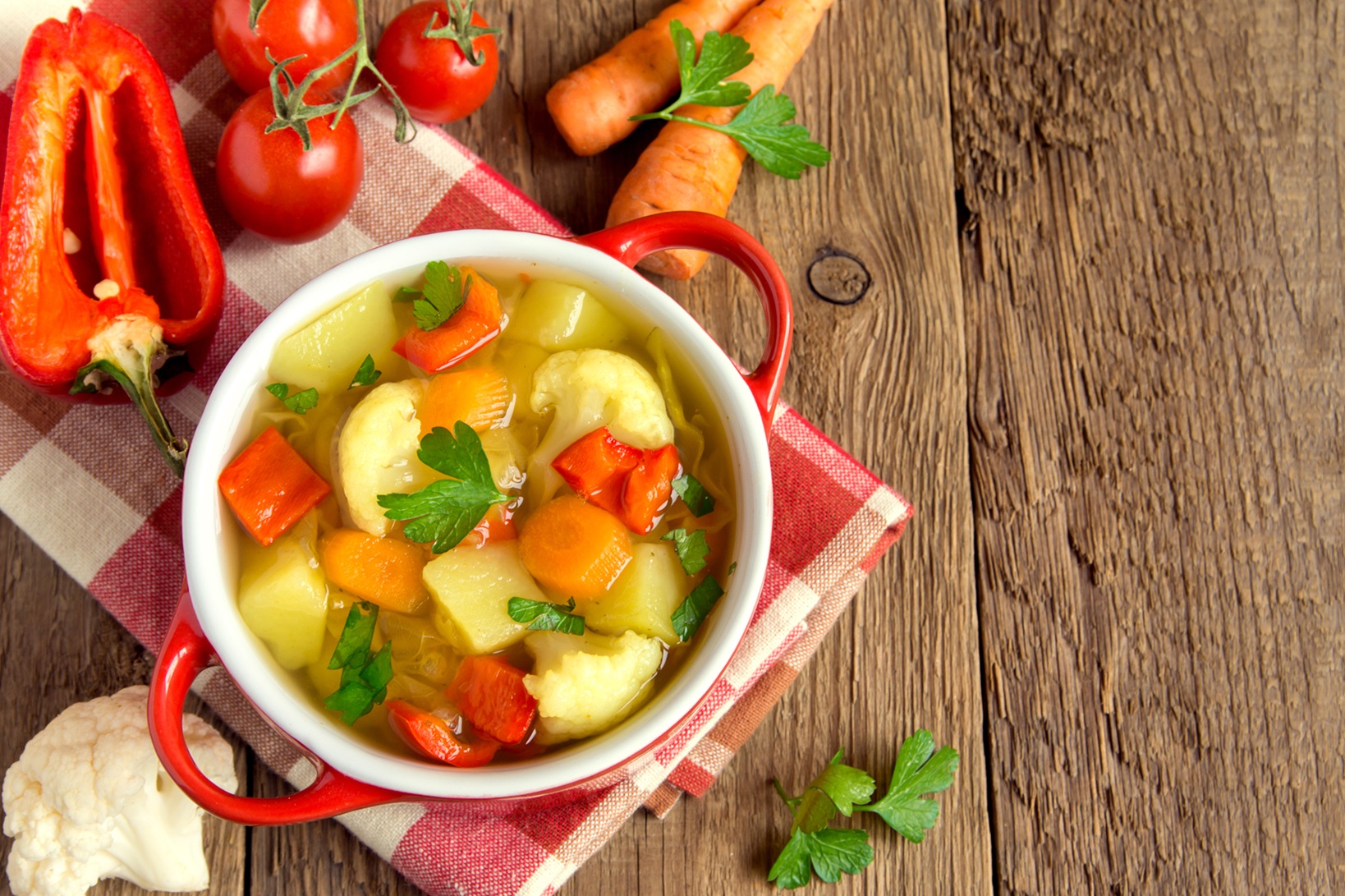 vegetable-soup-ingredients-carrot-cauliflower-potato-s מרק עשיר לצד ירקות טריים