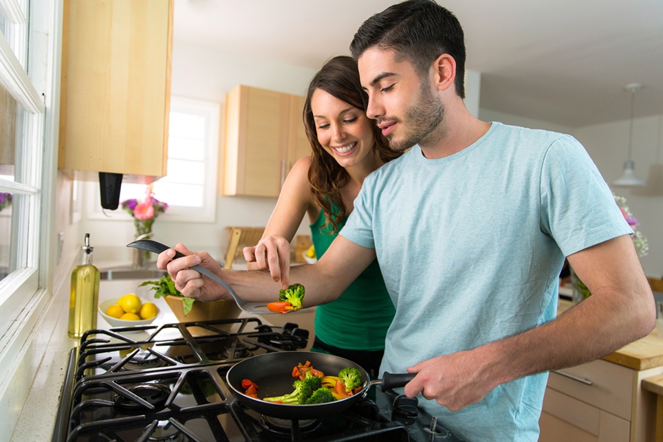 young-attractive-couple-preparing-dinner-s זוג מבשל במטבח
